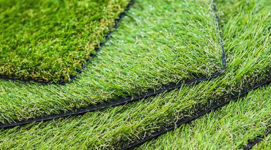 installation-dun-gazon-synthetique-autour-dune-piscine