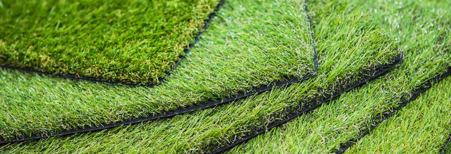 installation-dun-gazon-synthetique-autour-dune-piscine