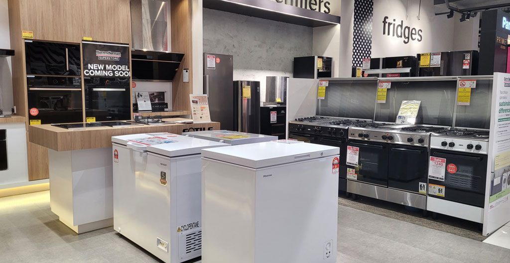 Gros plan sur une étiquette de prix avec indication de réduction sur un appareil électroménager dans un magasin